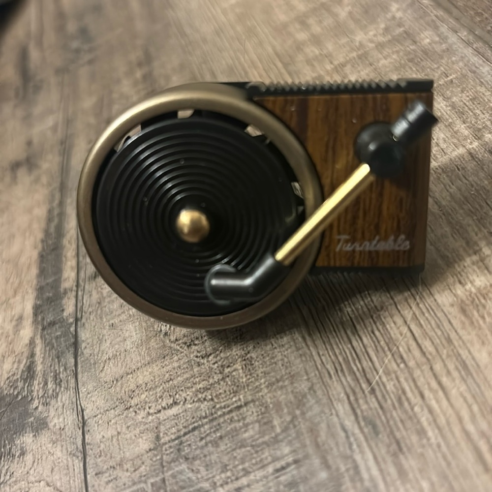 Spinning turntable car air freshener
